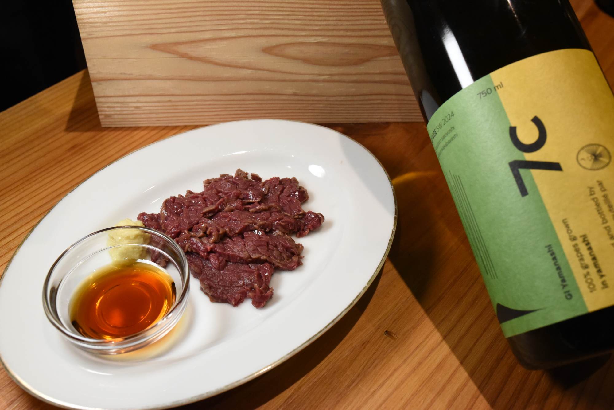 伊藤精肉店の馬刺し×7c | seven cedars winery（セブンシダーズワイナリー ）の「KOSHU CUVÉE SW 2024」