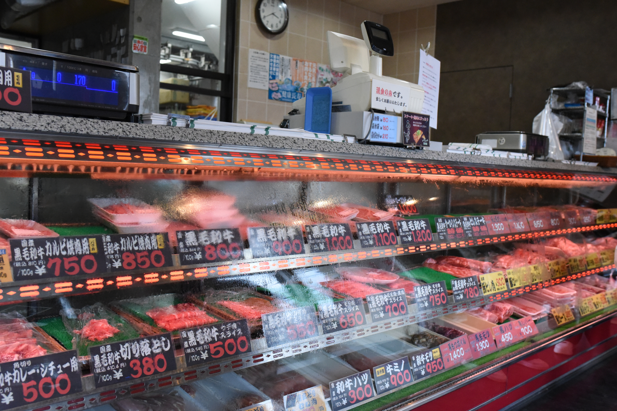 お茶や肉店の店内