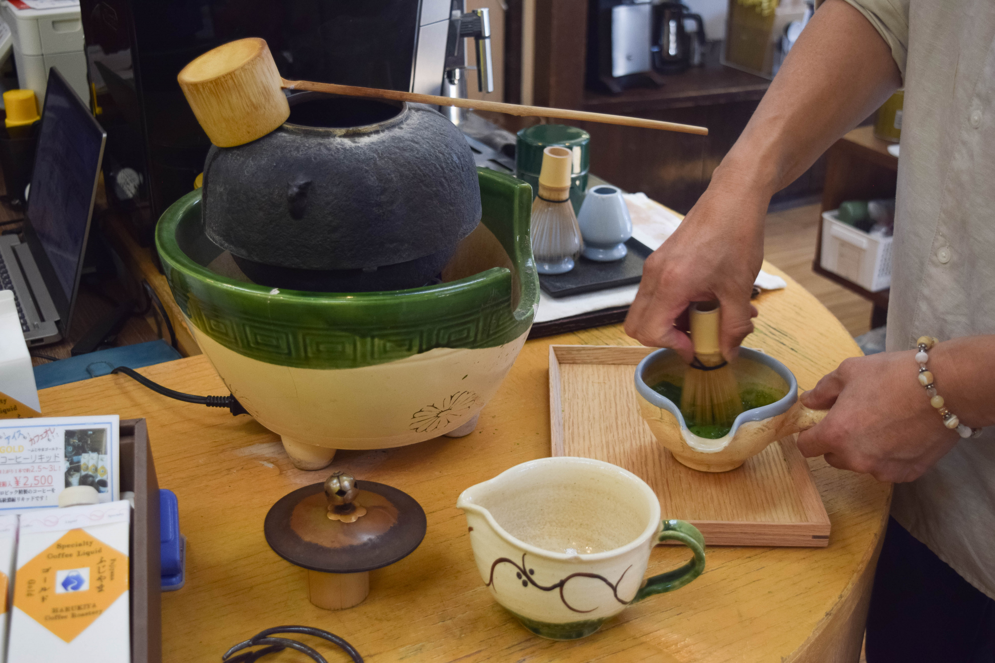 抹茶を点てる様子