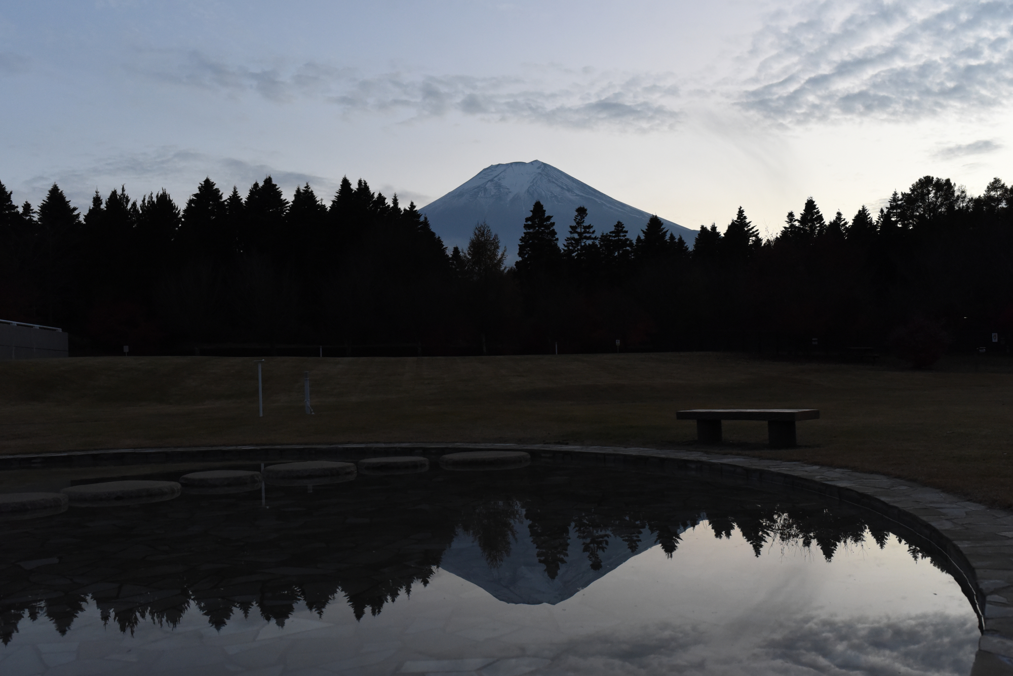 水面に映る富士山