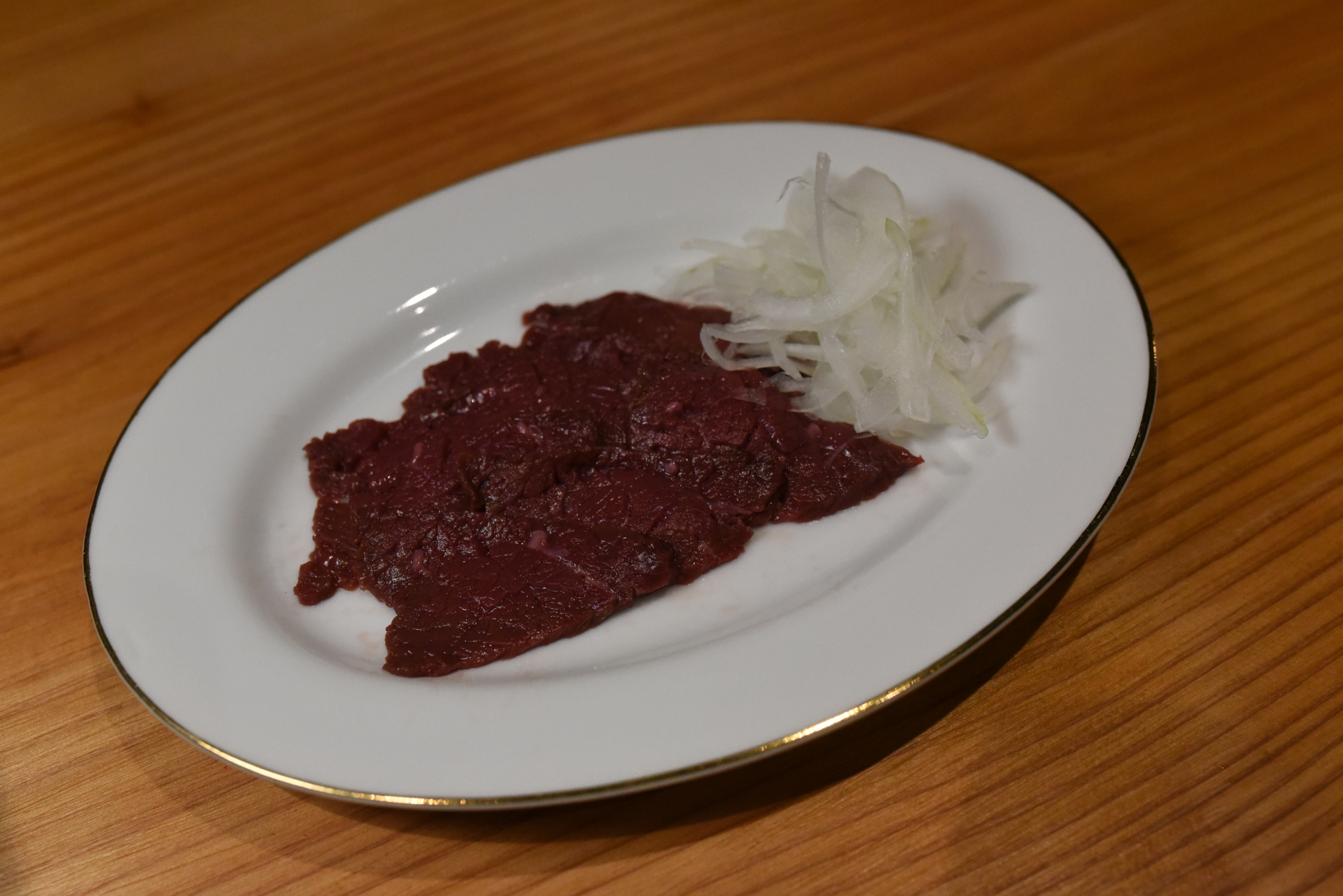 お茶や肉店の馬刺し