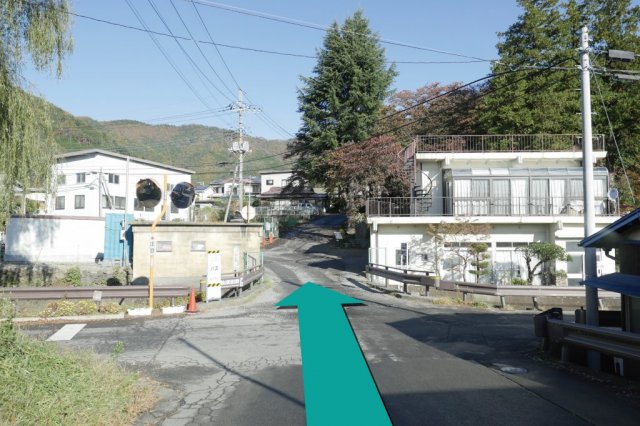 新倉富士浅間神社入口前的十字路口