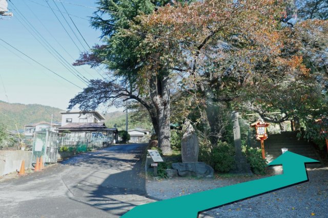 新倉富士浅間神社入口前的交叉路口