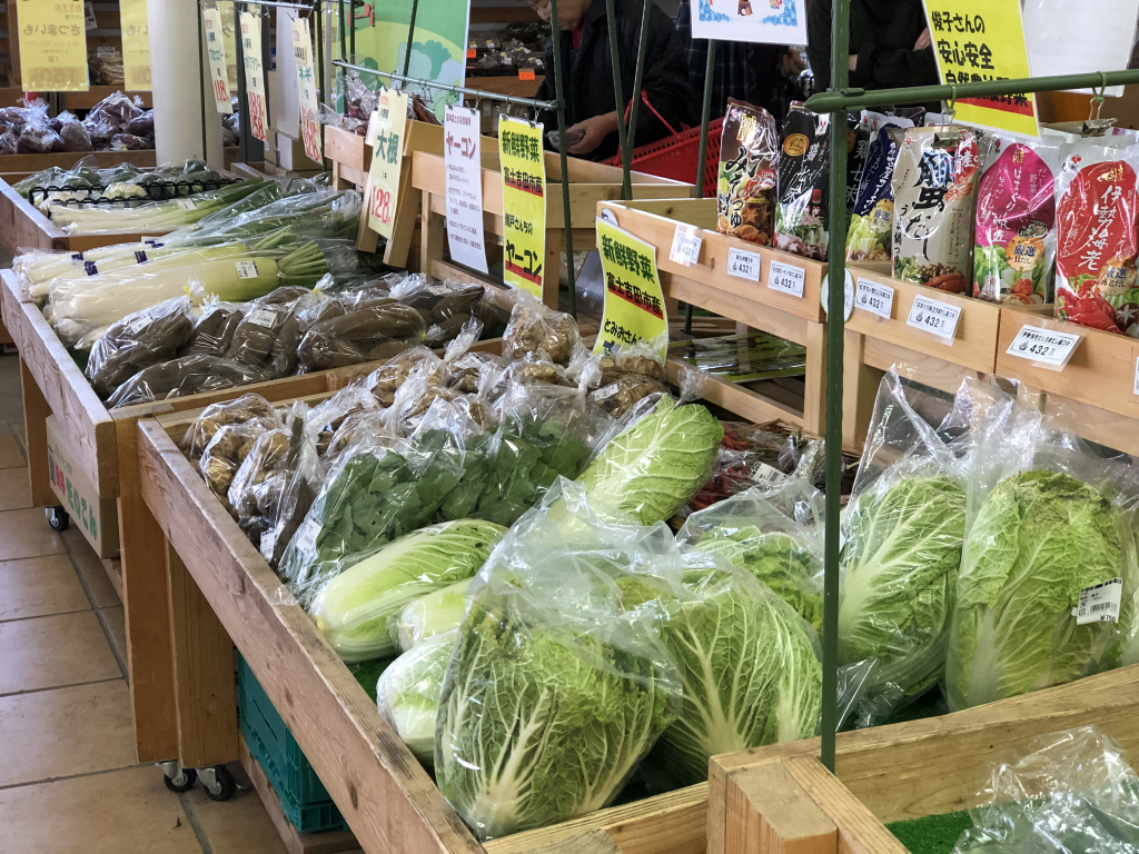 みずみずしい新鮮野菜が並ぶ産直売り場