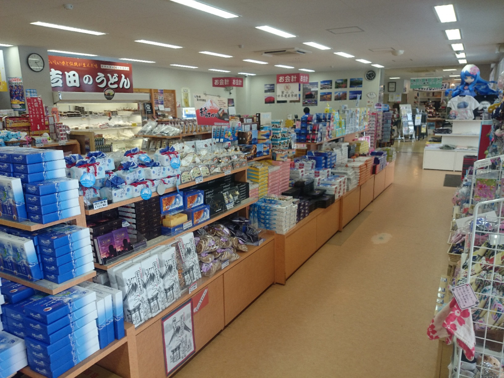 たくさんのお土産が並ぶ物産館