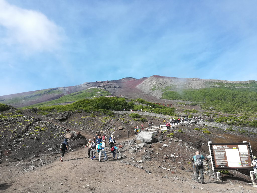 六合目から登山道方面