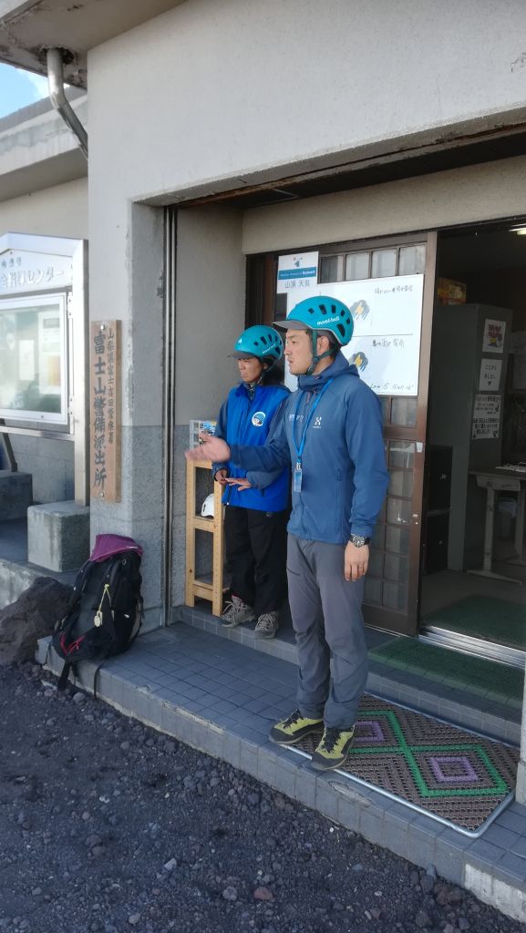 指導員が登山者に対して登山指導をしています。