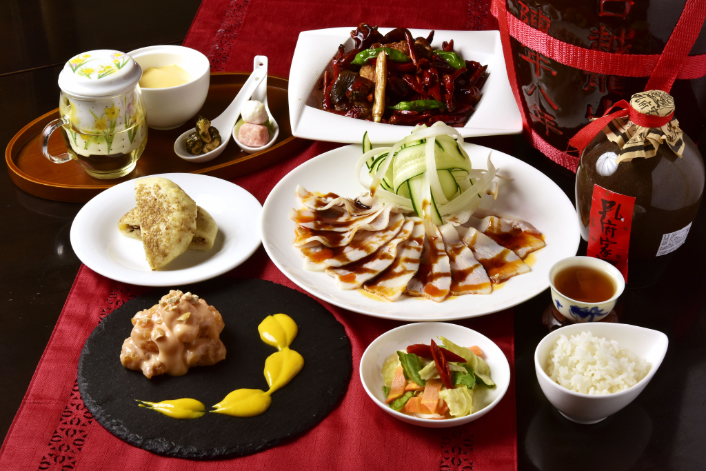 辣子鶏(ラーズ―チー)、雲白肉(ウンパイロウ)、エビマヨのマンゴーソース添え、胡椒餅、浅漬け、ウーロン茶とクッキー、杏仁豆腐