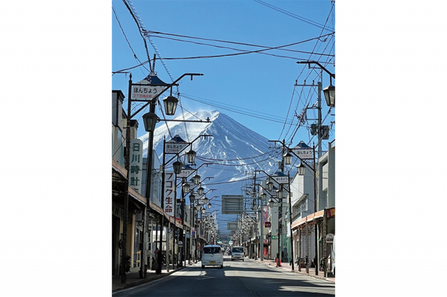 街中での富士山の写真撮影は安全に注意してください。Please refrain from standing in the middle of the road to take photographs of Mt. Fuji
