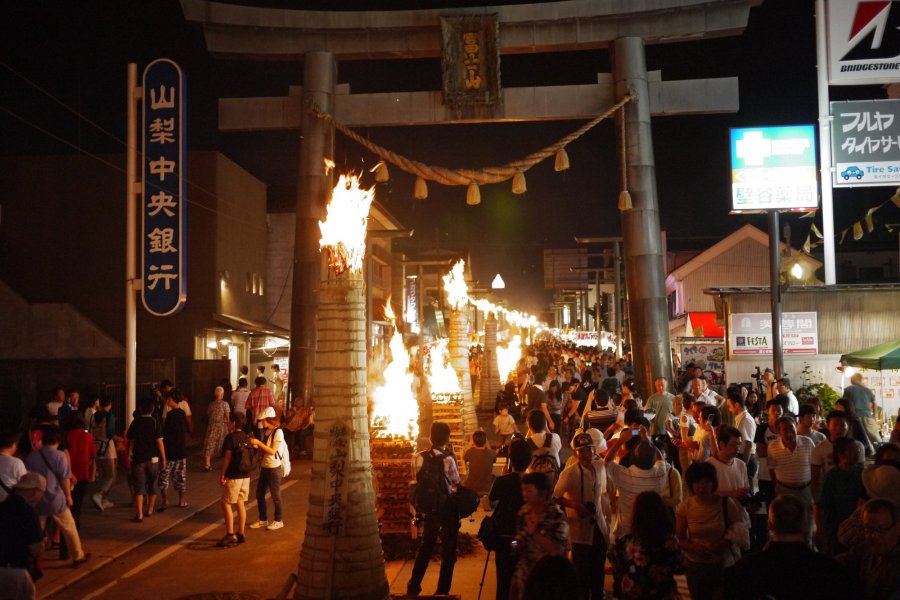 吉田の火祭りの舞台になっている