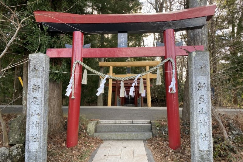 新屋山神社｜富士吉田の観光スポット・体験｜【公式】富士吉田市観光ガイド