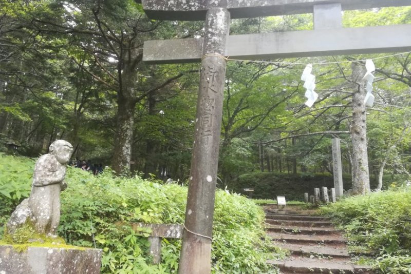 鳥居の脇にはサルの石像