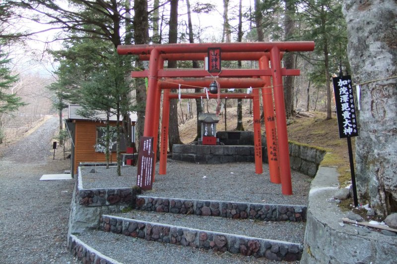 新屋山神社｜富士吉田の観光スポット・体験｜【公式】富士吉田市観光ガイド