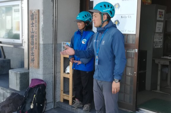 指導員が登山者に対して登山指導をしています。