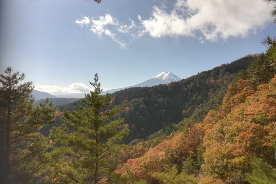 白糸の滝のすぐ近くに富士見台も。