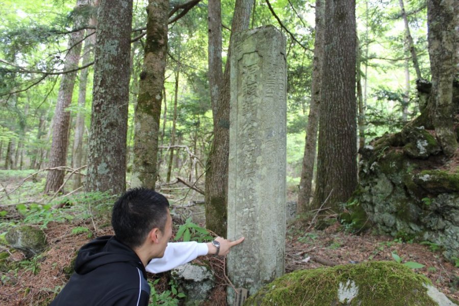 源頼朝が富士山で巻狩りをした際にこちらで陣所を構えたと伝承される石碑もあります。