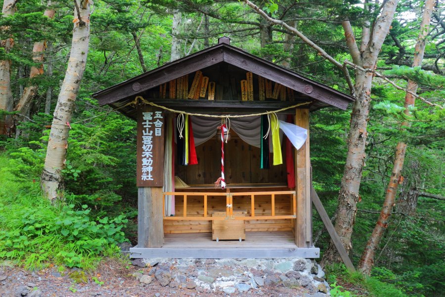 五合目で登山客を迎える富士山雲切不動神社