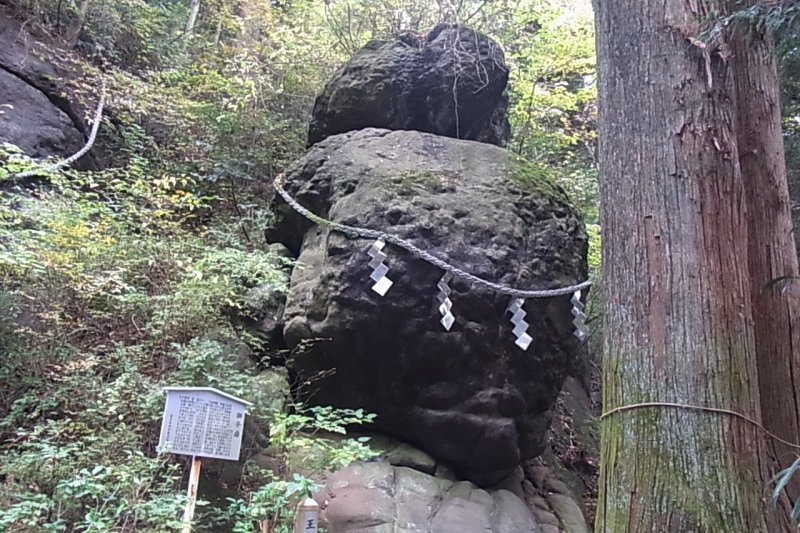 今にも落ちてきそうな巨大な獅子岩が祀られている