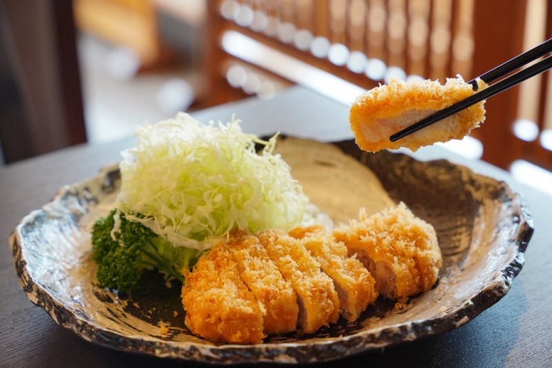 ロースかつ定食、ヒレカツ定食　各2200円