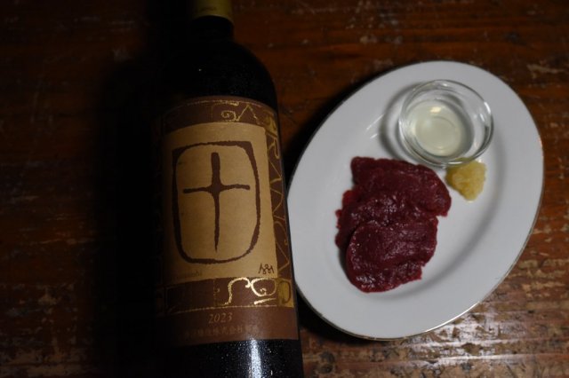 山梨県産ワイン×馬刺しの深い世界！酒屋・精肉店巡りで始める大人旅（半日）