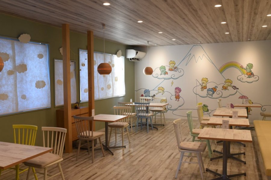 店内の絵は店主さんの作品