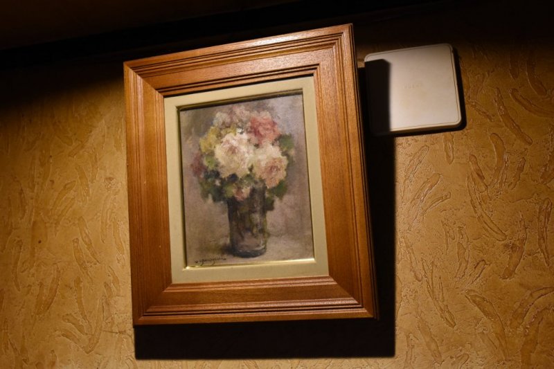 店内に飾られる素敵な絵画