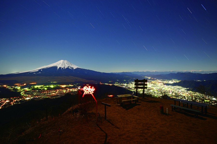 夜は煌々と光る富士吉田の町並みを楽しめます