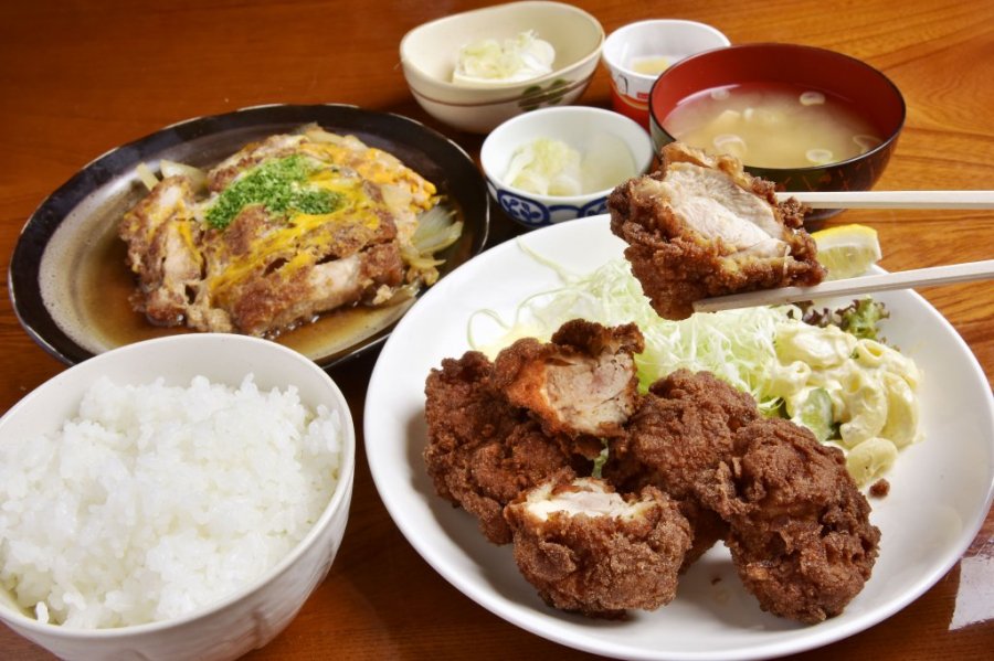 鳥カラ揚げ定食　700円　日替わり定食（煮カツ）700円