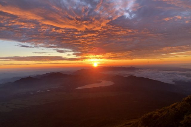 【DAY 2】4:30 AM See sunrise from your hut