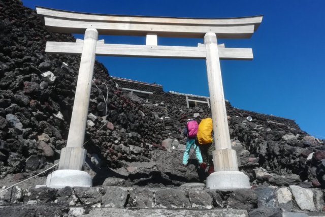 山頂直下　鳥居