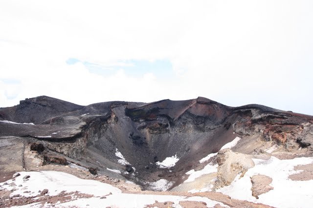 從劍鋒看到的火山口