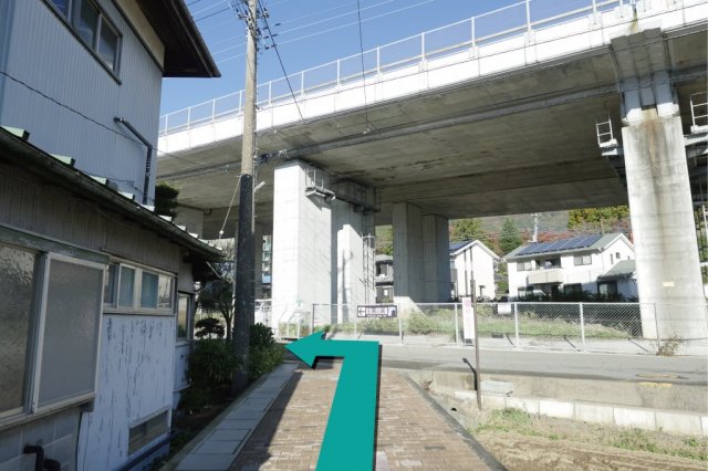 中央自動車道高架橋前左轉