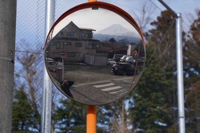 三國屋商店前反光鏡：與富士山自拍合影！