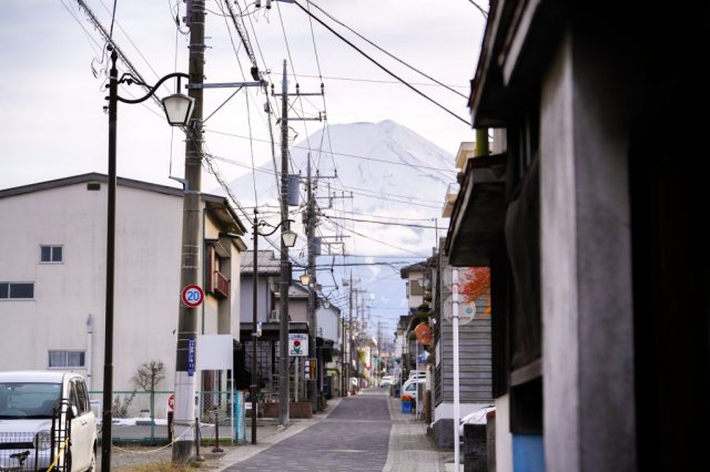 東裏通與富士山：整齊的街道與富士山景