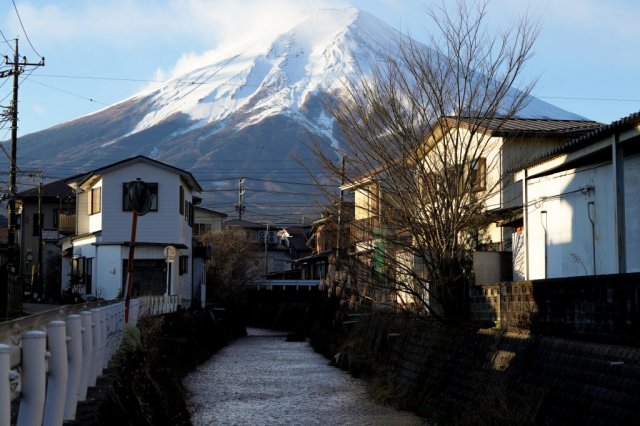 富士牛乳旁：街道、河水與富士山景