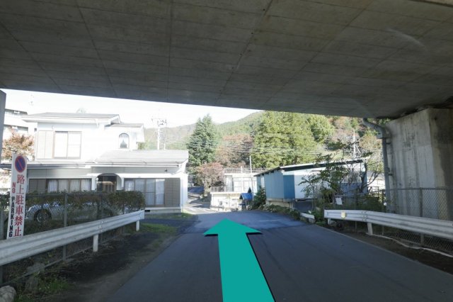 中央自動車道高架橋下