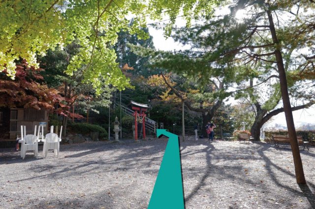 從新倉富士浅間神社境內廣場往階梯上走