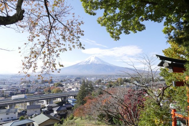 新倉冨士浅間神社　境内広場