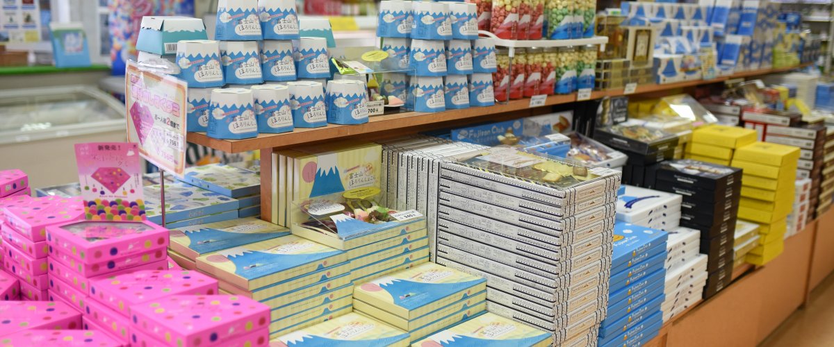 ずらりと並んだ富士山関連商品
