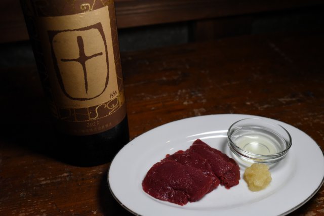 山梨県産ワイン×馬刺しの極上マリアージュ！おすすめ組み合わせ徹底解説