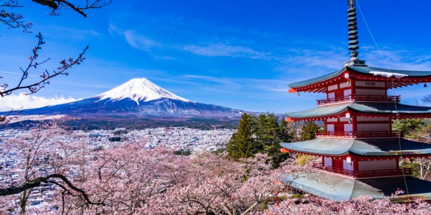 忠霊塔越しの富士山
